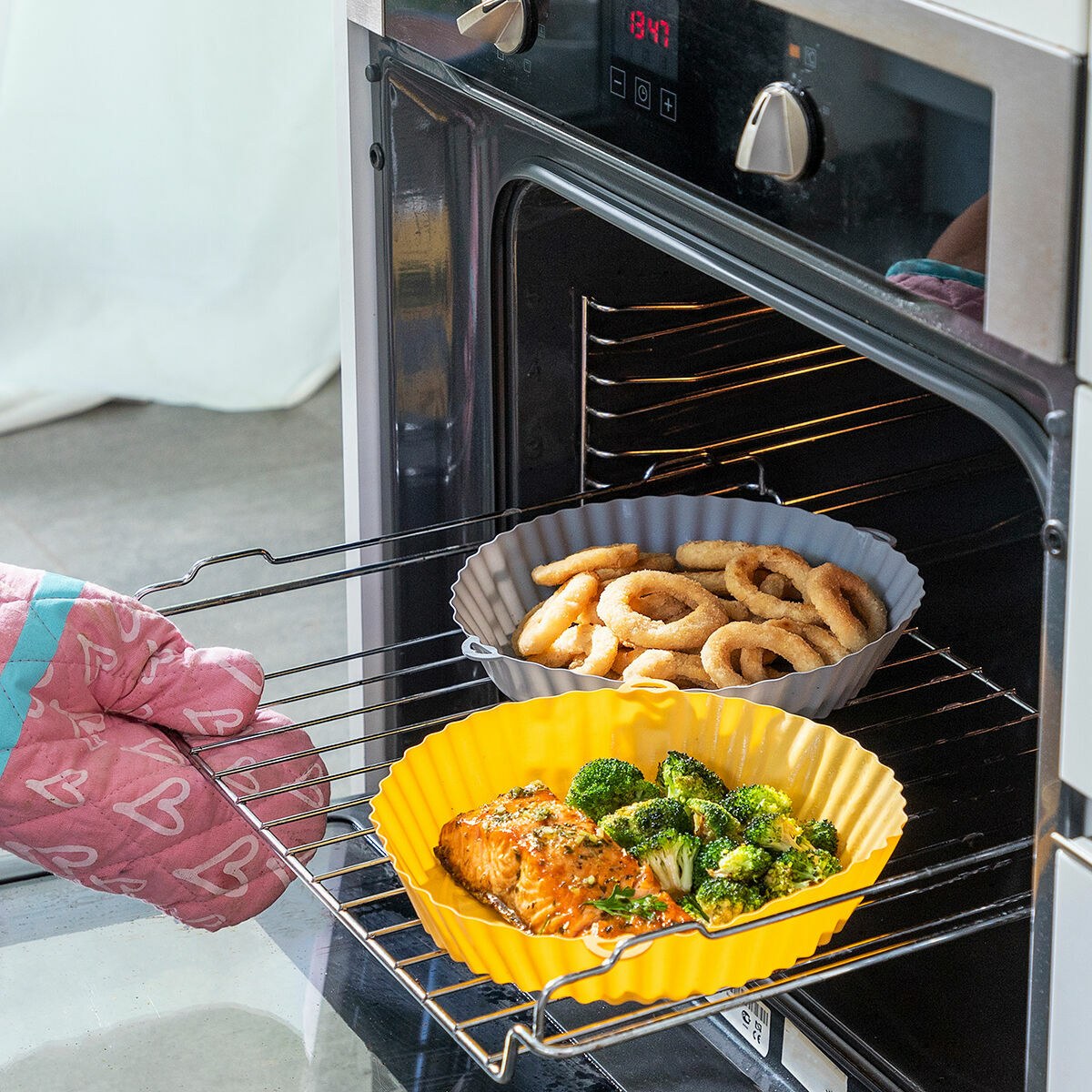 Set of 4 Silicone Baskets with Handles for Air Fryer and 2 Kitchen Brushes