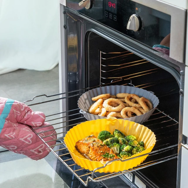 Set of 4 Silicone Baskets with Handles for Air Fryer and 2 Kitchen Brushes